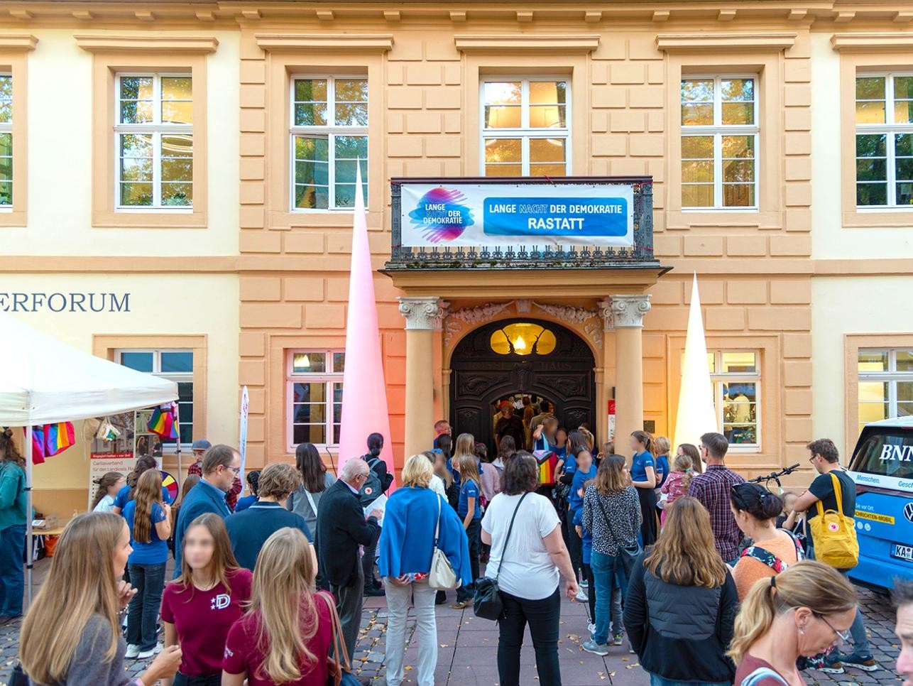 An insgesamt acht Veranstaltungsorten entlang der Herrenstraße und rund um das Historische Rathaus konnten Besucherinnen und Besucher Demokratie auf ganz unterschiedliche Weise entdecken. Fotos: Stadt Rastatt/Gerhard Dinger Menschen stehen vor dem Rossi-Haus