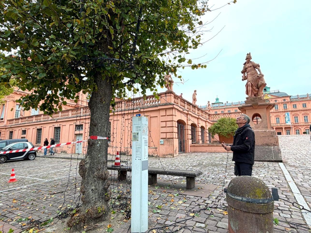 Es weihnachtet in Rastatt: In der Herrenstraße vor dem Schloss wird bereits die Weihnachtsbeleuchtung angebracht. Foto: Isabelle Swoch-Joyon/Stadt Rastatt In der Herrenstraße vor dem Schloss wird bereits die Weihnachtsbeleuchtung angebracht.