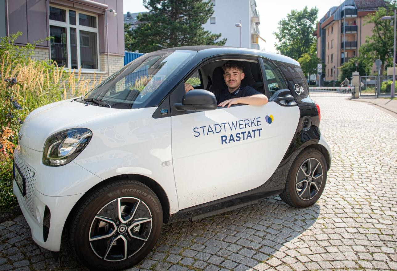 Zählerablesung in den Ortsteilen. Foto: Oliver Hurst Mann sitzt im Auto