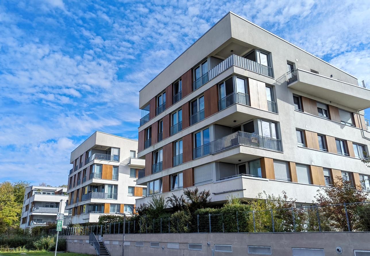 Der Rastatter „Immobilienmarktbericht 2026“ ist ab sofort erhältlich. Er gibt Auskunft über das Geschehen auf dem lokalen und regionalen Immobilienmarkt und bietet eine praktische Orientierung bei der Wertermittlung von Immobilien. Foto: Stadt Rastatt/Dominic Seubert Häuser in Rastatt