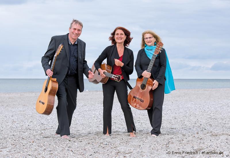 Die drei Musiker des Rotenbek Trio am Strand, Foto: Enno Friedrich