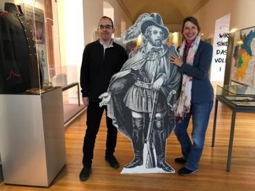 Frau Dr. Elisabeth Thalhofer und Herr Dr. Andrej Bartuschka mit einer Friedrich-Hecker-Figur aus der neuen Sonderausstellung (Quelle: Bundesarchiv)