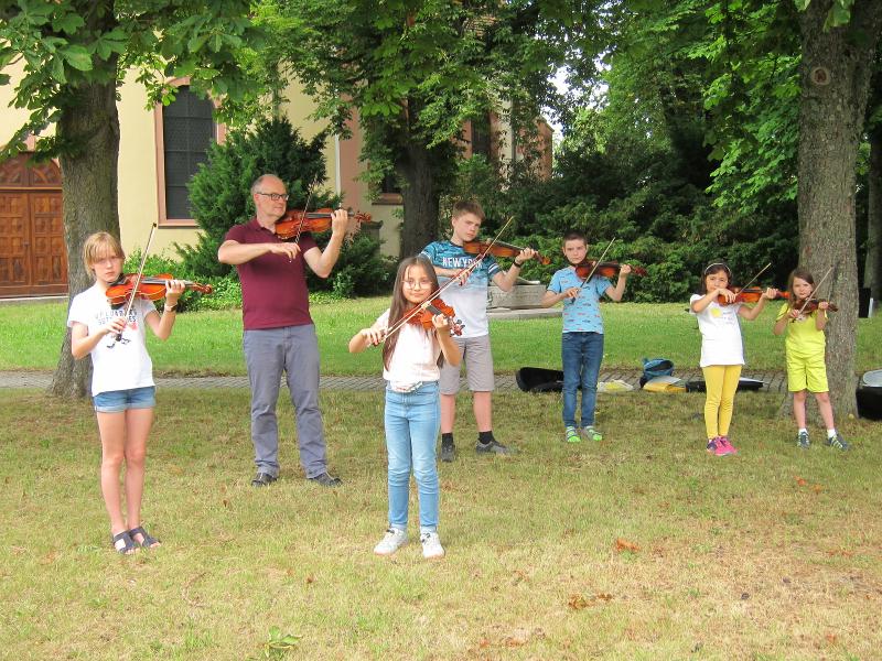 Außenaufnahme Geigen-Ensemble der Musikschule vor der Bernharduskirche in Rastatt