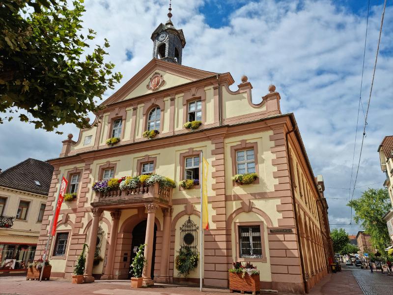Sicht vom Marktplatz auf das historische Rathaus in Rastatt