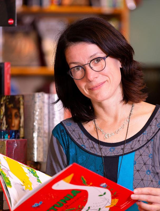 Tanja Eger stellt neue Kinder- und Jugendbücher vor (Foto: Nathalie Dautel) Tanja Eger aus Baden-Baden in ihrer Buchhandlung "Mäx & Moritz"