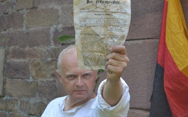 Dieter Michelbach als Herausgeber des Festungsboten 1849, Foto: Dieter Michelbach Dieter Michelbach ist als Herausgeber des Festungsboten im Jahr 1849 zu sehen