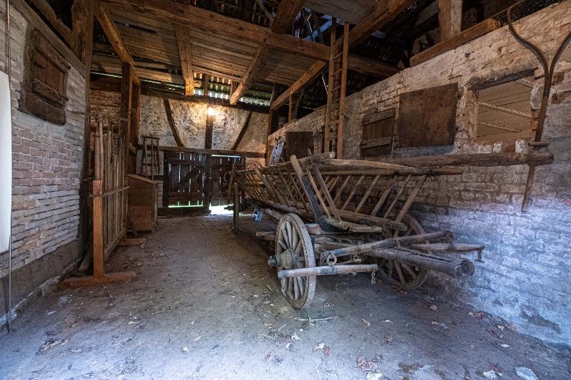 Eine geöffnete Scheune in welcher ein Heukarren steht