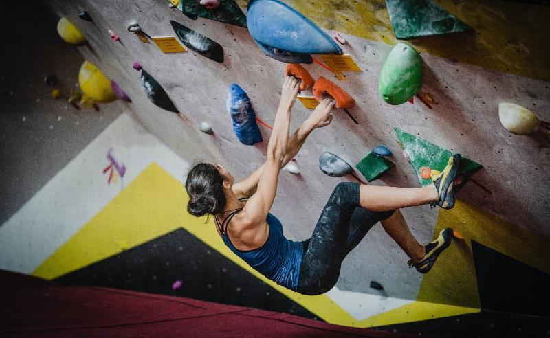 Stammtisch: Bouldern, Foto: SG Stern Rastatt Mann beim Klettern an einer Kletterwand