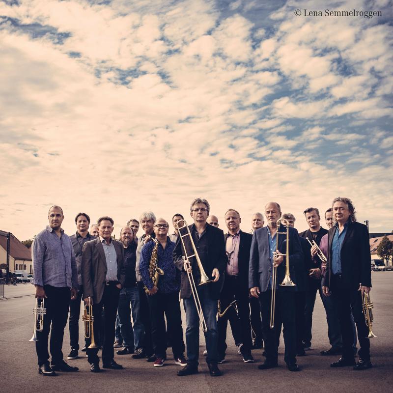 Eine Gruppe von Musikern mit Instrumenten