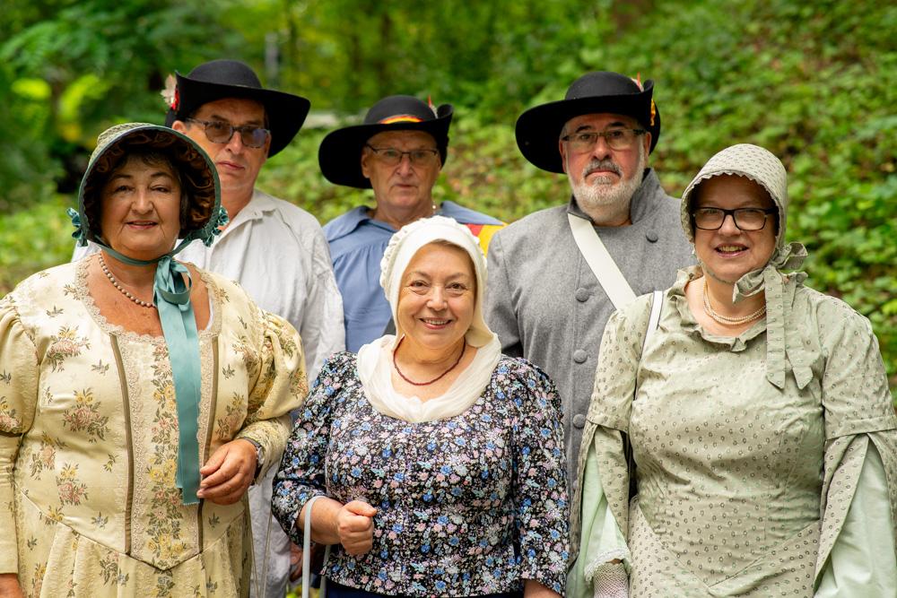 Gruppe von Menschen in historischen Kostümen