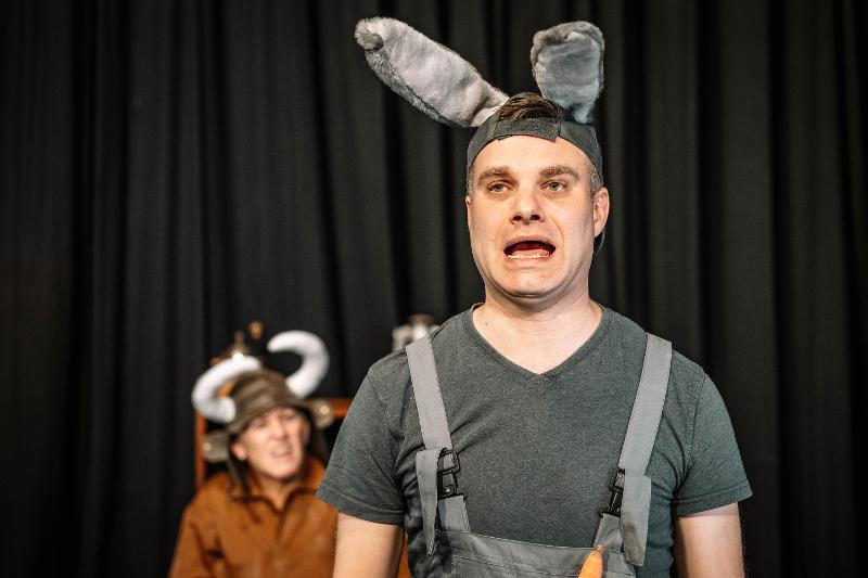 Theaterstück „Ox und Esel“ am 10. Dezember 2023 im Rastatter Kellertheater, Foto: Lukas Tüg Zwei als Ochse und Esel verkleidete Schauspieler auf einer Bühne