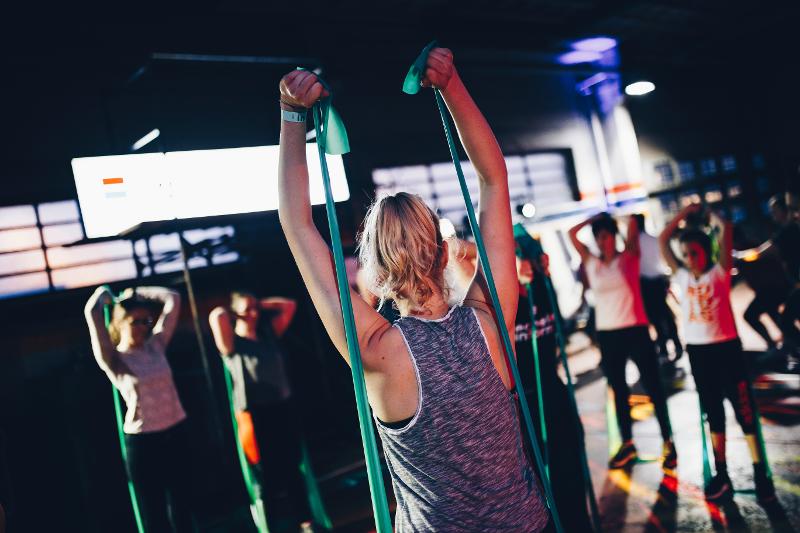 Core/Ganzkörper Training, Foto: SG Stern Rastatt Menschen bei Fitnessübungen in einem Studio