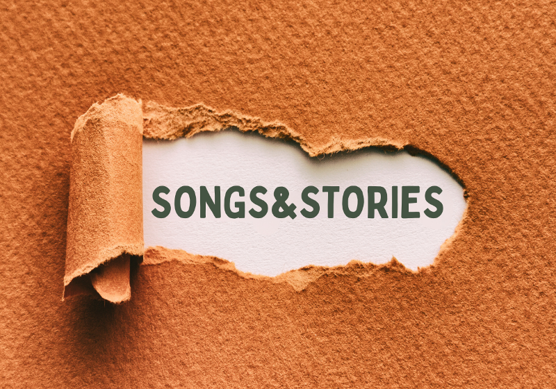 orange Pappe aufgerissen auf weißem Papier drunter der Schriftzug Songs & Stories