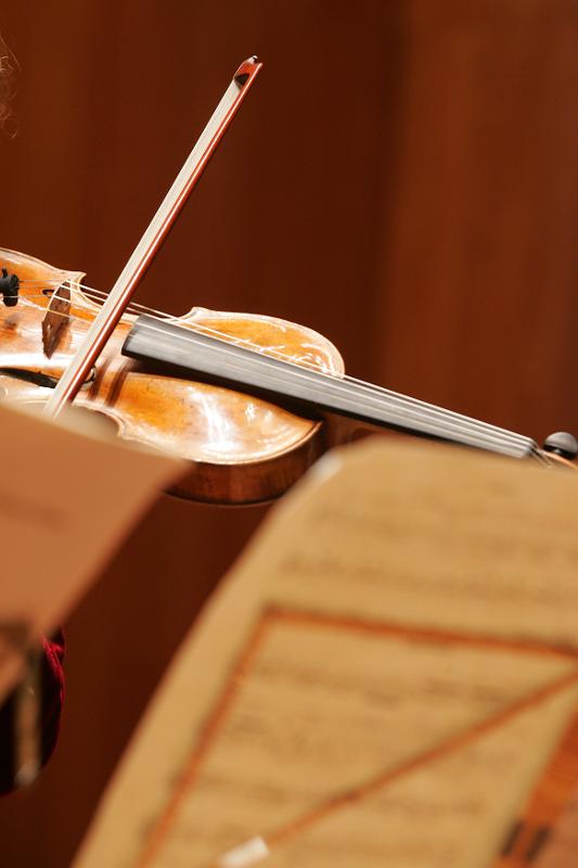 Bild einer Geige mit Notenständer im Vordergrund.