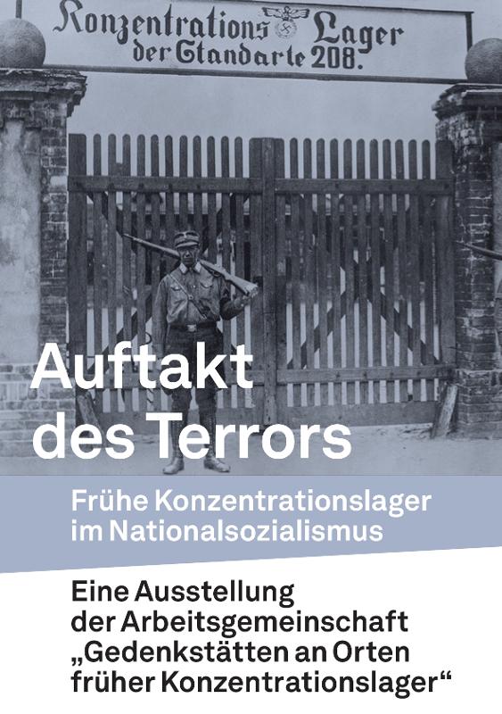 Das Plakat zur Ausstellung zeigt eine SA-Wache vor dem Tor des KZ Oranienburg im Jahr 1933