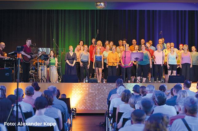 Gesangspaket bei seinem ersten Konzert vor ausverkauftem Haus