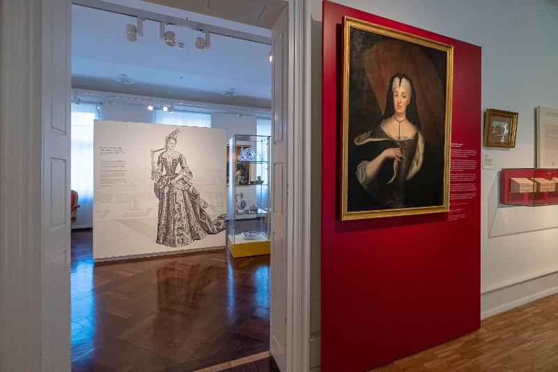Der Blick fällt vom Hauptraum im Obergeschoss in den Nebenraum, man sieht ein Porträt von Augusta Sibylla sowie weitere Exponate
