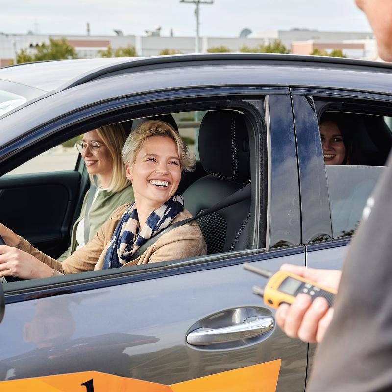 Frauen sitzen im Auto