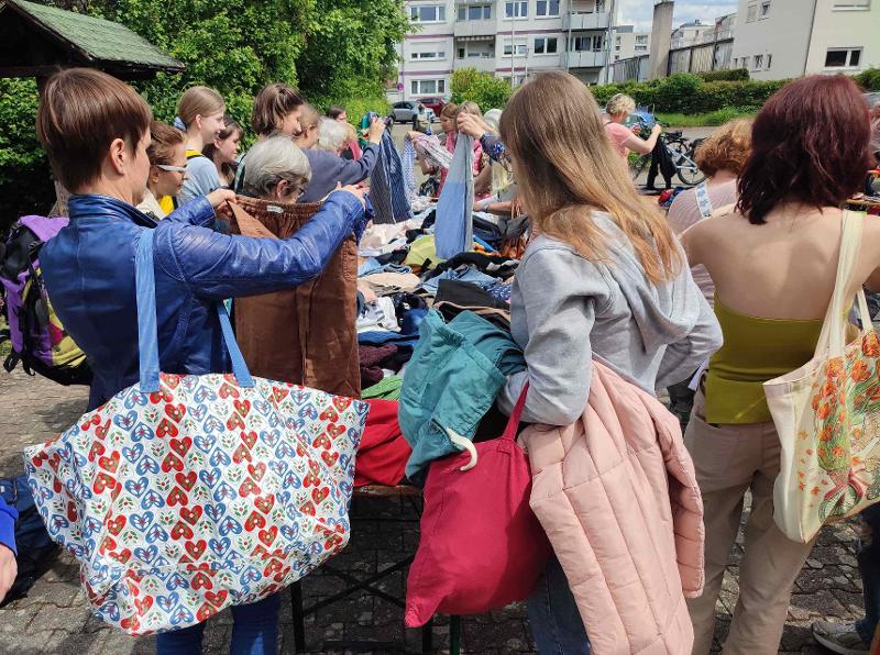 Frauen bei der Kleidertaschbörse