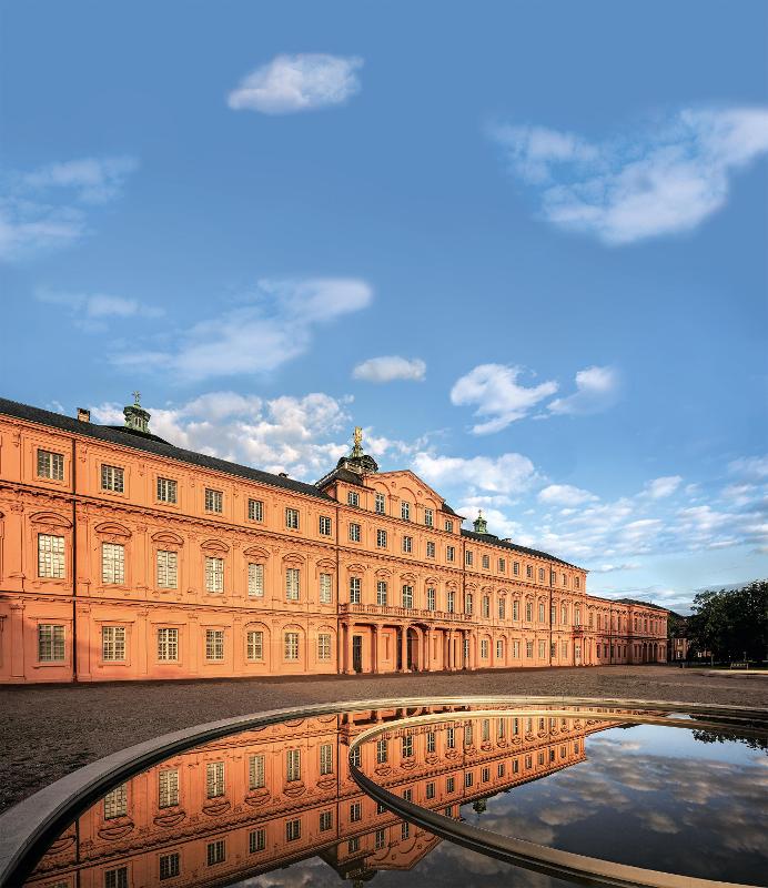 Schloss Rastatt mit Brunnen davor