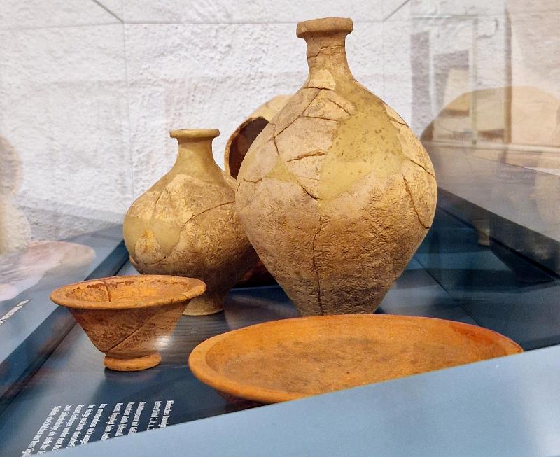 Teller, Schüssel und Krüge aus Ton in einer Vitrine