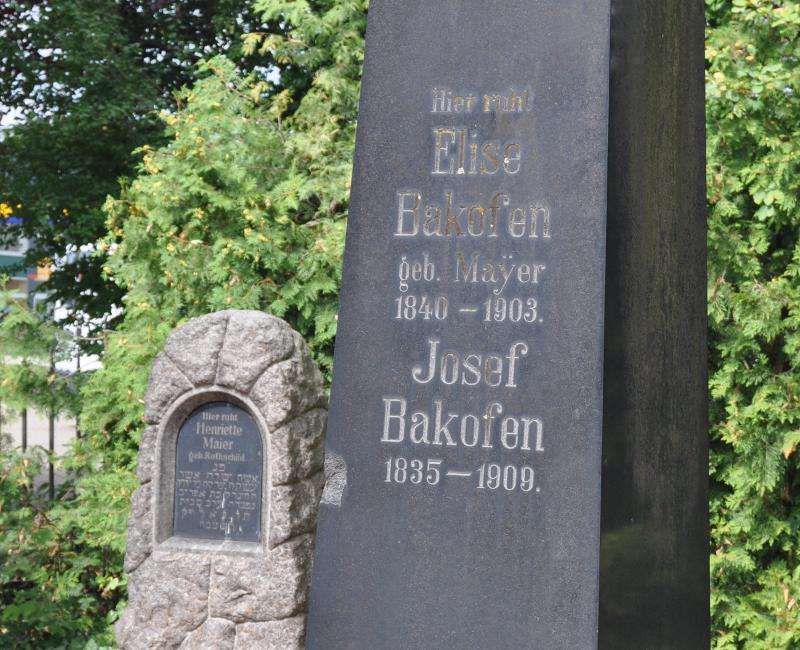 Grabmal für Josef und Elise Bakofen (Stadtarchiv Rastatt) Teilansicht des Grabsteines der Eheleute Bakofen, im Hintergrund ein weiterer Grabstein auf dem Jüdischen Friedhof