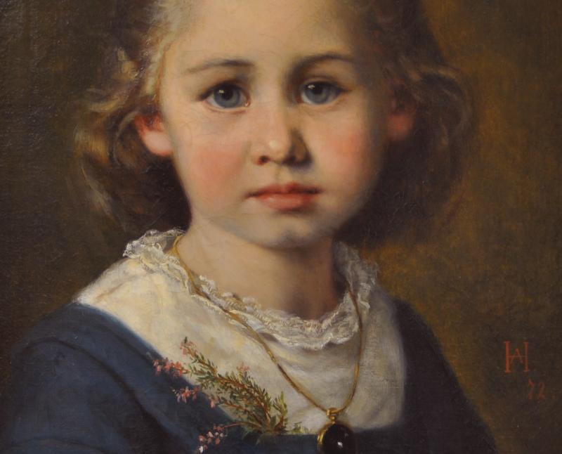 Kinderbildnis von Adolphine Herpp mit weißer Rüschenbluse und blauem Kleid und Blumen
