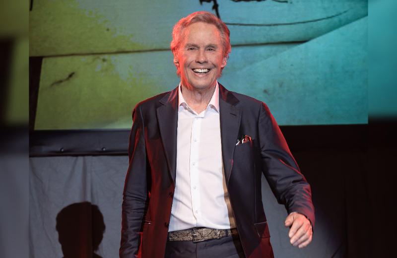 Peter Kraus in Jacket und weißem Hemd