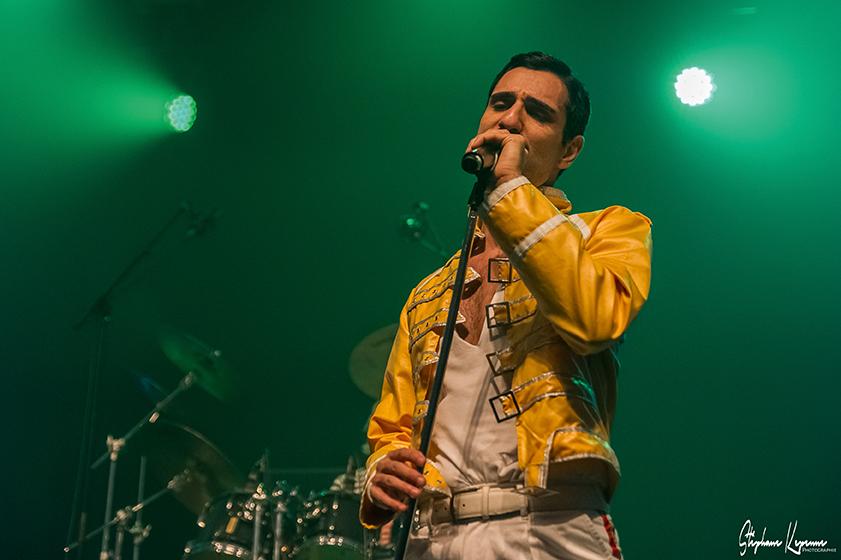 Mann mit gelber Jacke und Mikrofon