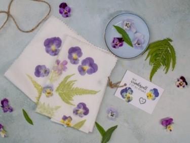 Mit Naturfarben bedruckte Tücher - Foto: smillaswohngefuehl