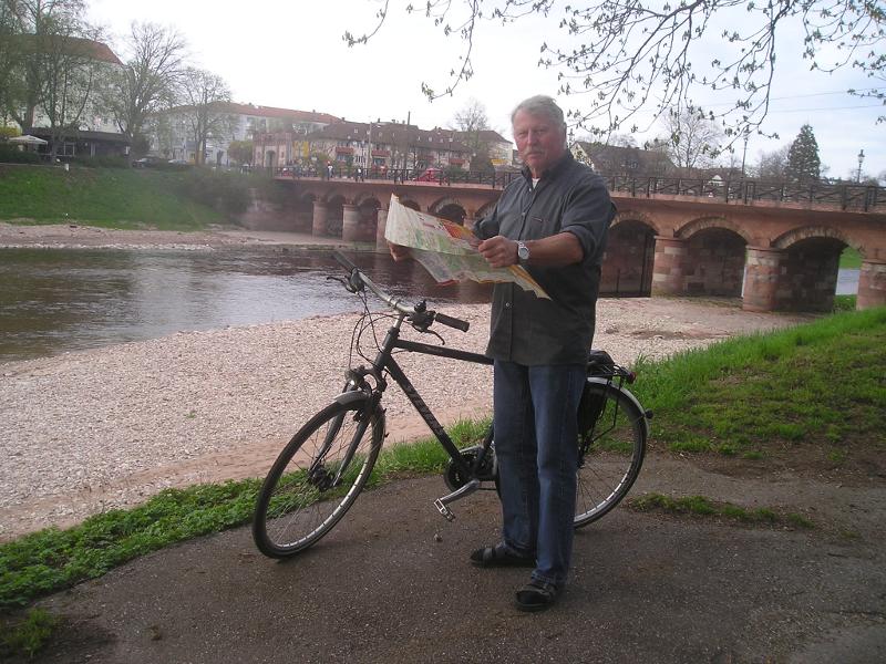 Radguide Karl-Josef Fritz erklärt anhand einer Stadtkarte den Streckenverlauf.