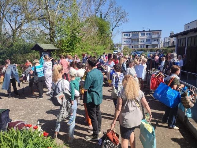 Einfach vorbeikommen, gut erhaltene Kleidungsstücke mitbringen und kostenlos mitnehmen, was gefällt.