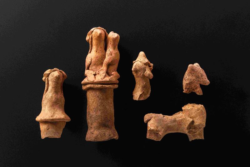Fragmente von Tonfiguren, Tiere und Köpfe
