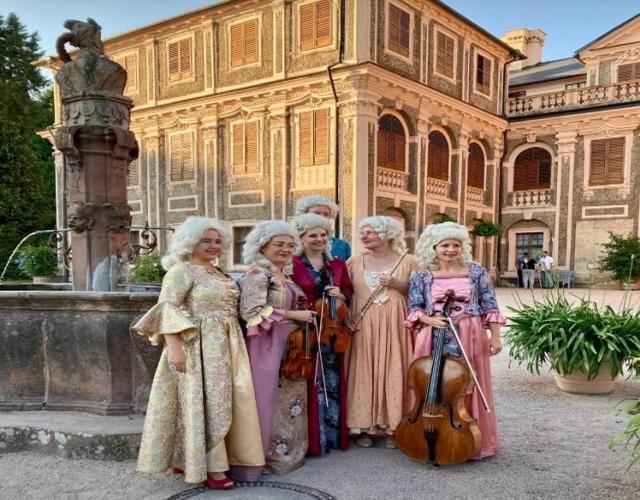 Musiker vor Schloss Favorite