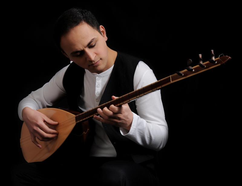 Murat Bay spielt auf seinem Instrument Bağlama.
