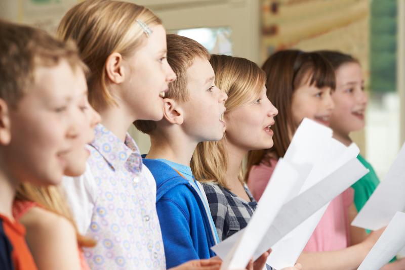 Singende Kinder im Chor.