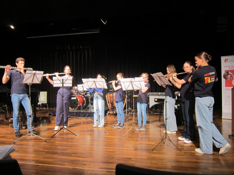 Das Querflötenensemble der Städtischen Musikschule musiziert im Theatersaal der Reithalle Rastatt.