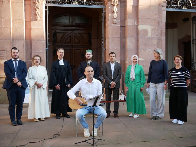 Friedensgebet, Interreligiöser Dialog vor der Stadtkirche St. Alexander, Marktplatz