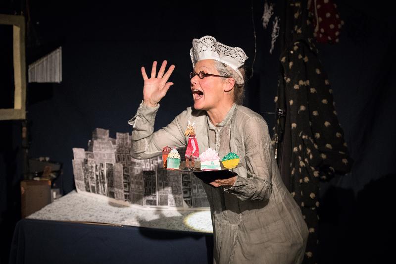 Schauspielerin mit Tablett