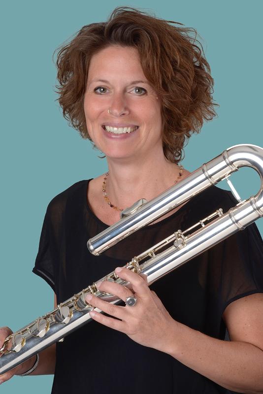 Britta Roscher mit Bassquerflöte