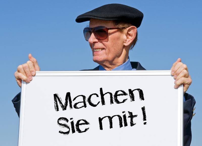 Senior hält Schild in der Hand mit der Aufschrift: Machen Sie mit!