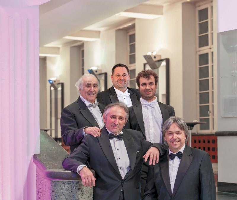 Die 5 internationalen Tenöre Vincenzo Sanso, Georgi Dinev, Luigi Frattola, Orfeo Zanetti und Alejo Ruiz beim Auftritt "Die Nacht der 5 Tenöre".