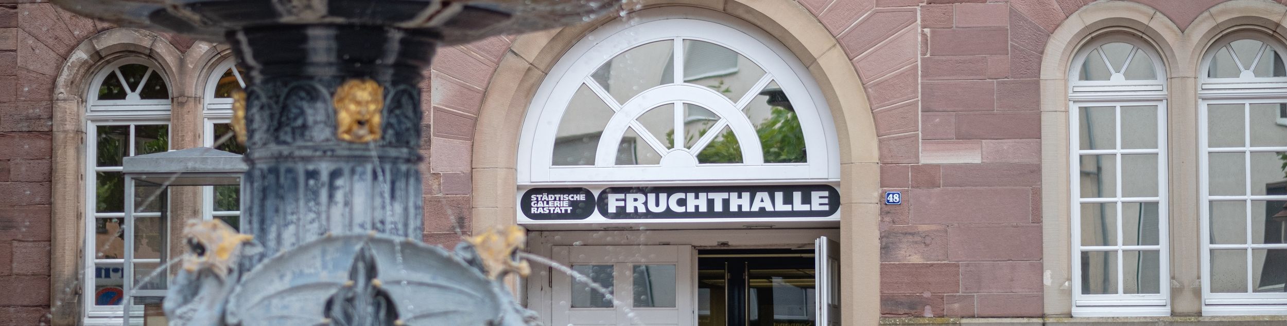 Viele interessante Ausstellungen wurden in den letzten Jahren in der Städtischen Galerie Fruchthalle Rastatt gezeigt, Foto: Oliver Hurst Städtische Galerie Fruchthalle Rastatt, Pfeifferbrunnen mit Eingang Fruchthalle, Foto Oliver Hurst 2021.