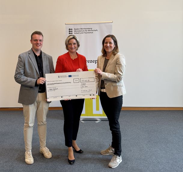 Oberbürgermeisterin Monika Müller und Nick Großmann vom Eigenbetrieb Wirtschaft und Veranstaltungen mit Landeswirtschaftsministerin Dr. Nicola Hoffmeister-Kraut bei der Übergabe des Förderbescheids am 6. Mai 2026 in Stuttgart. 