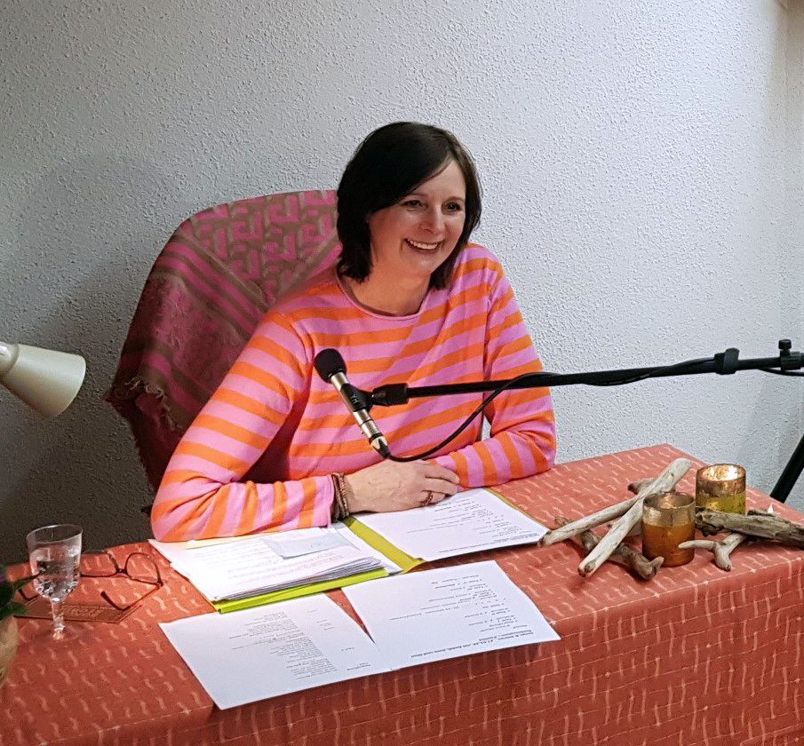 LeseFrau Gina Fritz, Foto: Johanna Kätzel Frau sitzt vor Mikrofon