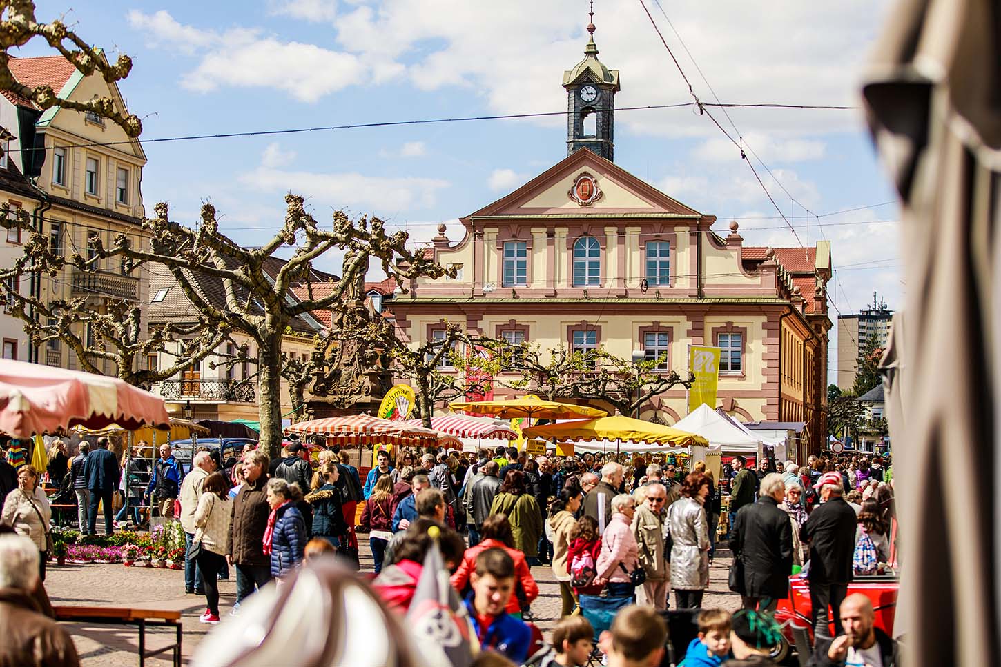 Menschen beim Frühlingsmarkt auf dem Rastatter Marktplatz