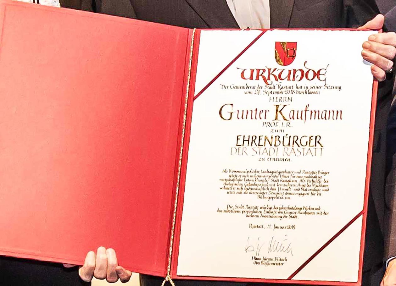 Certificat de citoyen d'honneur. Photo : Gerhard Dinger Certificat de citoyen d'honneur