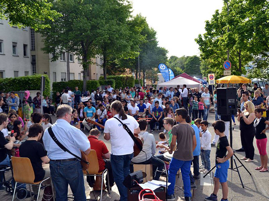 Fête de quartier Bahnhof-Industrie. Photo : Ville de Rastatt Groupe de personnes à la fête de quartier
