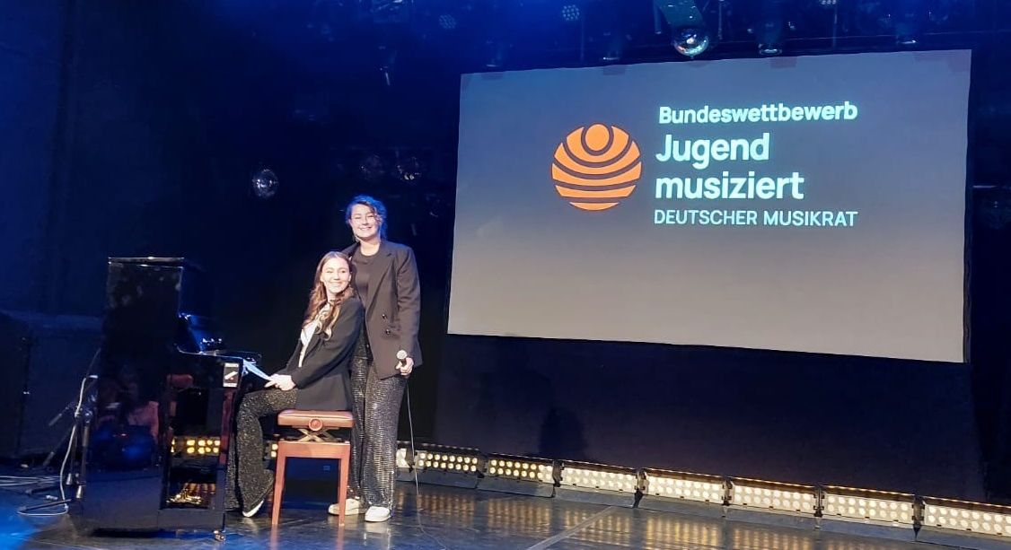 Waren beim diesjährigen Bundeswettbewerb von „Jugend musiziert“ in Wuppertal erfolgreich: Sängerin Ludivine Strasser und Pianistin Karolina Kyselova. (Nachweis: Familie Strasser) zwei Schülerinnen der Musikschule Rastatt auf der Bühne