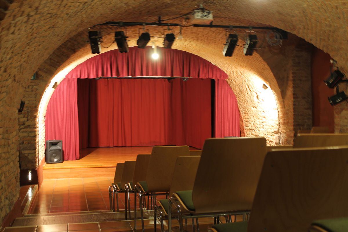 Blick auf die Bühne mit Beleuchtung im Kellertheater Rastatt.